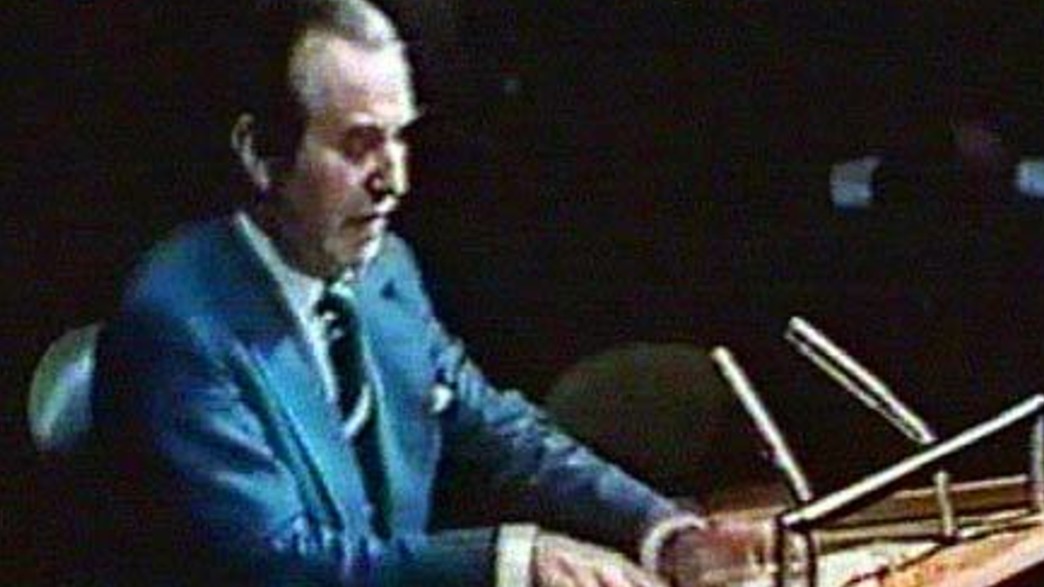 חיים הרצוג מעל בימת האו"ם ב-1975