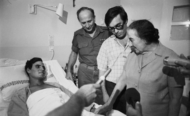 אוקטובר 1973, רה"מ גולדה מאיר מבקרת פצועי צה"ל (צילום: דובר צה''ל, ארכיון צה"ל ומערכת הביטחון, אוסף "במחנה")
