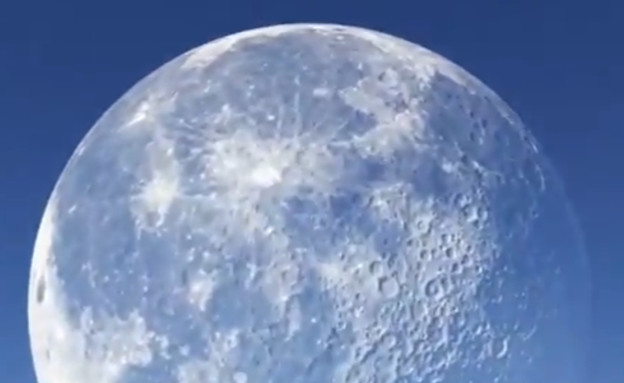 ירח ענק - פייק (צילום: סעיף 27א לחוק זכויות יוצרים)