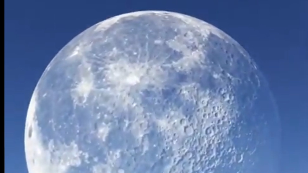 ירח ענק - פייק