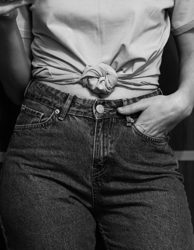 בחורה בג'ינס (צילום: taisiia-shestopal, unsplash)