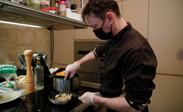 השף לורן וויט מבשל במסעדה בפריז (צילום: רויטרס)