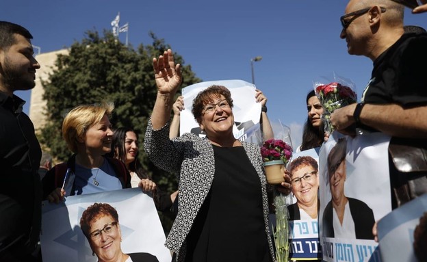 מרים פרץ במפגן תמיכה עבורה ליד הכנסת (צילום: יונתן זינדל, פלאש/90 )