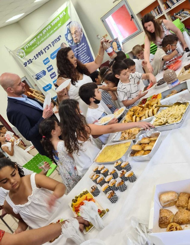 המורה שהתחתנה בכיתה  (צילום: עיריית יבנה)