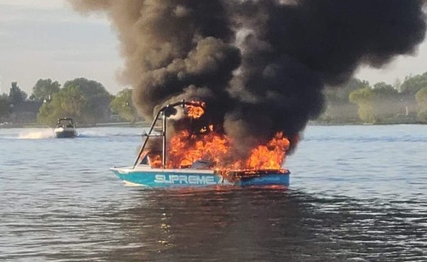 סירה התפוצצה באגם מוזס (צילום: מתוך עמוד הטוויטר retro_ushi_@, twitter)