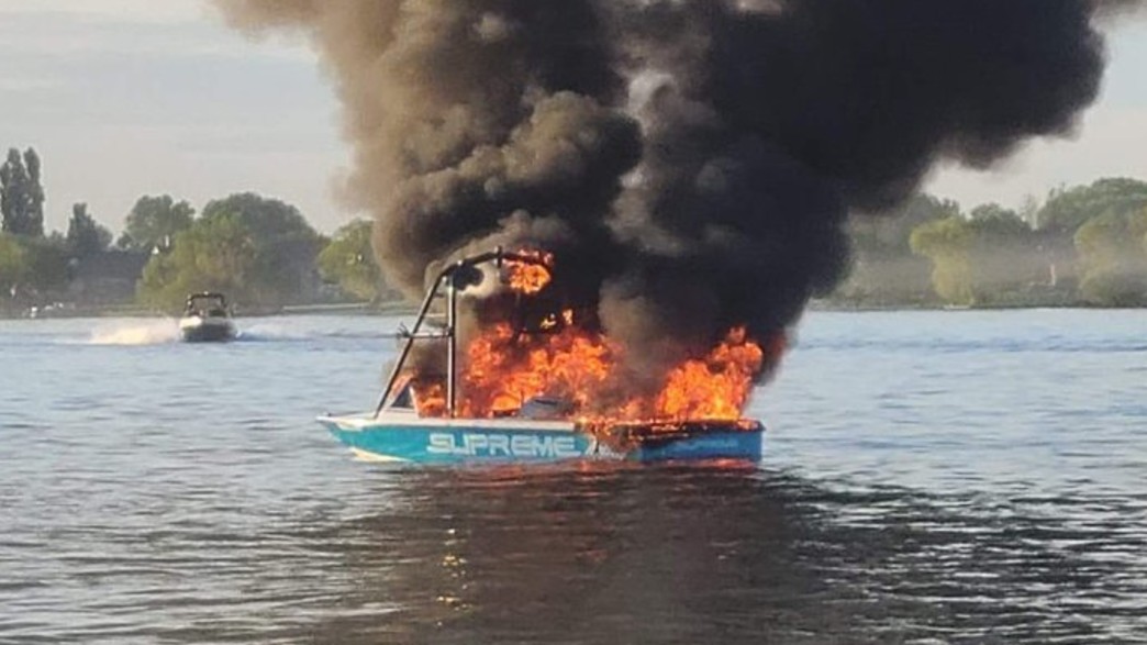 סירה התפוצצה באגם מוזס (צילום: מתוך עמוד הטוויטר retro_ushi_@, twitter)