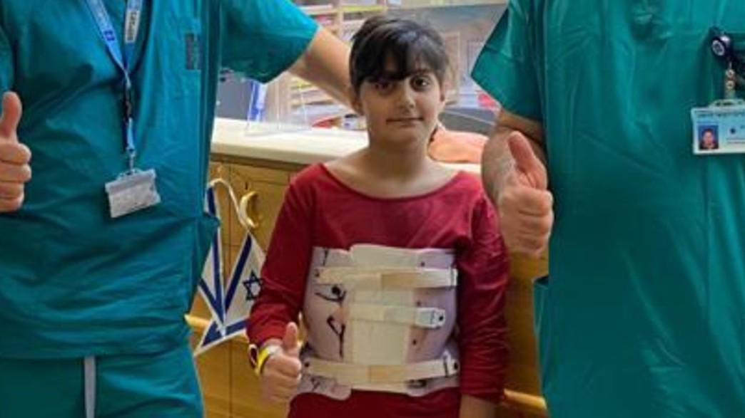 לקורל גילו גידול גדול בגב לקורל גילו גידול גדול בגב