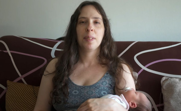 האחות שיילדה את עצמה במרפסת