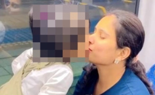 אמא מנשקת את הבת שלה בפה (צילום: צילום מסך, tiktok)