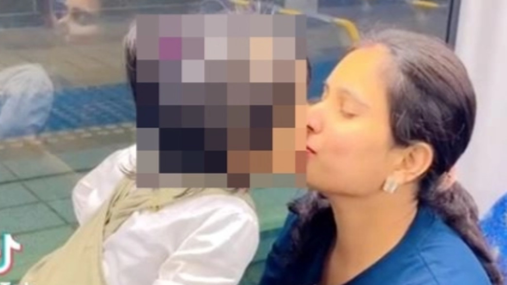 אמא מנשקת את הבת שלה בפה