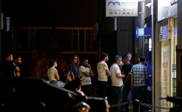 ביירות: אנשים עומדים בתור למשוך כסף (צילום: רויטרס)