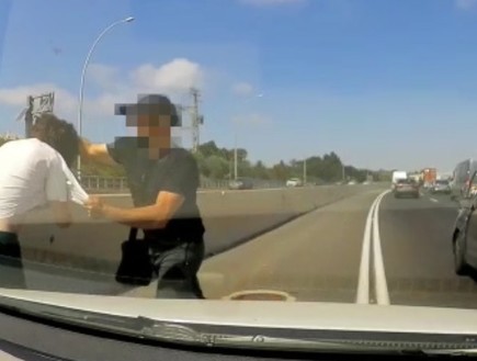 "הם הוציאו מצ'טה ואיימו לחתוך לי אצבעות אם לא אשלם להם"