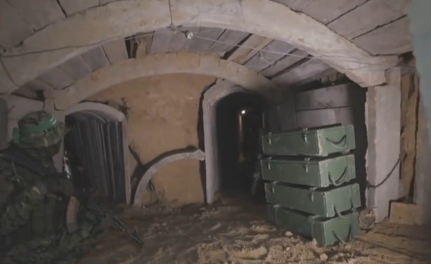 חדר עם תחמושת בתוך המנהרה (צילום: אלג'אזירה)