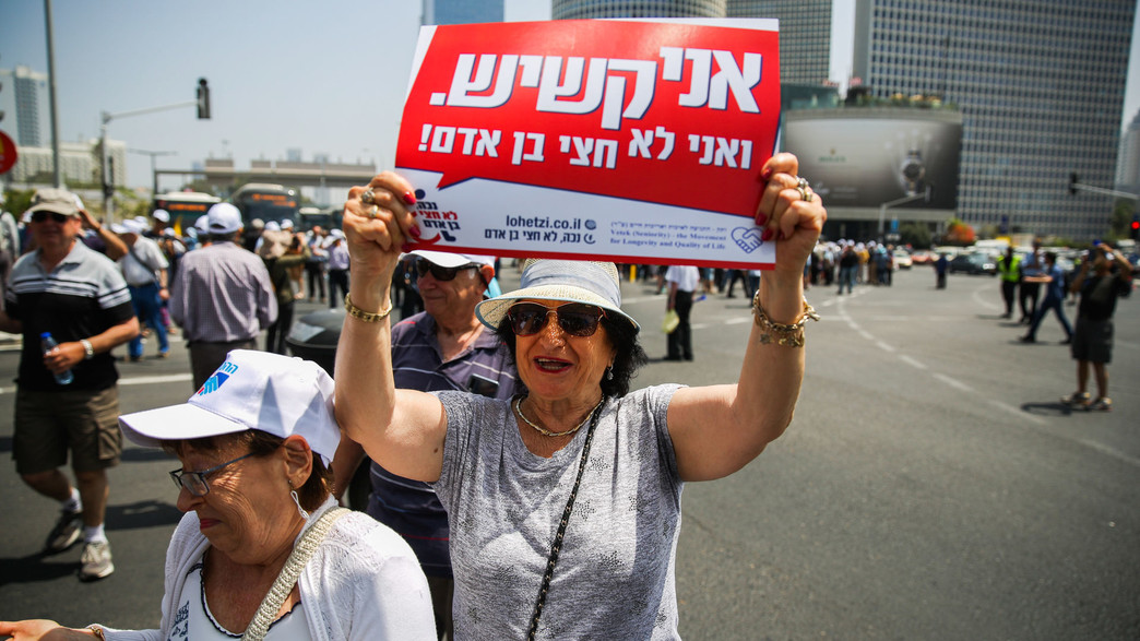 פנסיונרים מפגינים  בתל אביב נגד קיצוץ בקצבאות הפנסיה, מאי 2019 (צילום: פלאש/90 )
