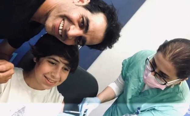 דילן, בנו של אביב גפן, מתחסן נגד קורונה (צילום: avivgeffenmusic, instagram)