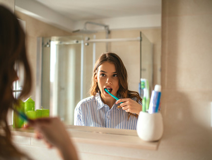 אישה מצחצחת שיניים (צילום: By Dafna A.meron, shutterstock)