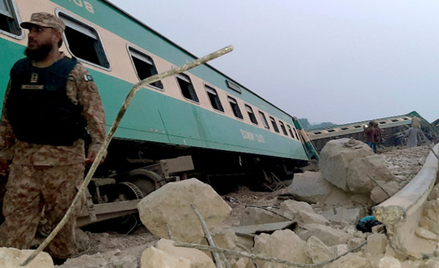 פקיסטן: עשרות נהרגו בתאונה בין 2 רכבות נוסעים (צילום: AP)