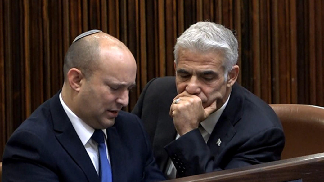 יאיר לפיד ונפתלי בנט מדברים במליאה 