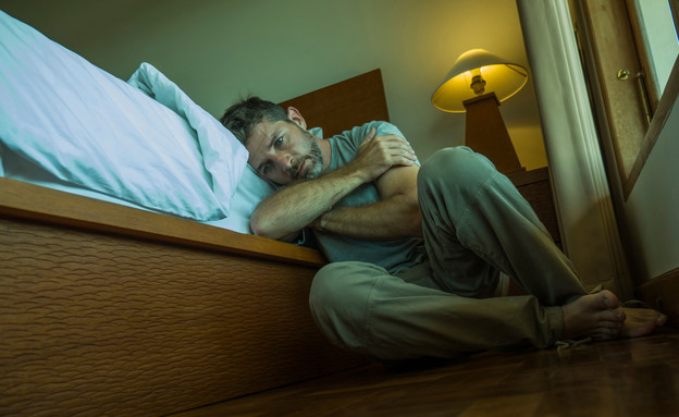 גבר בדיכאון (צילום: TheVisualsYouNeed, Shutterstock)