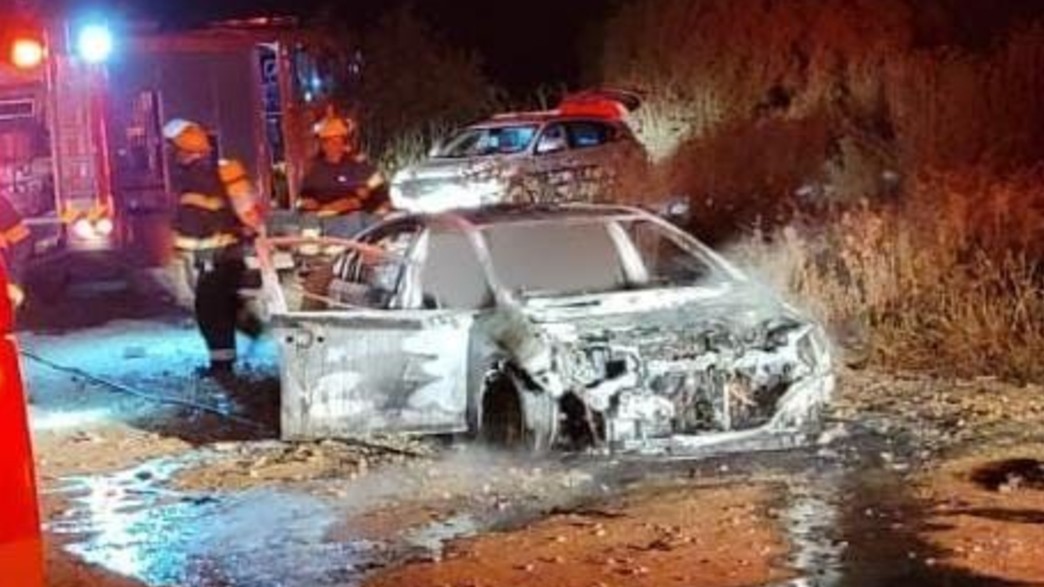 תיעוד מזירת הרכב שנשרף ובו נהרג אדם