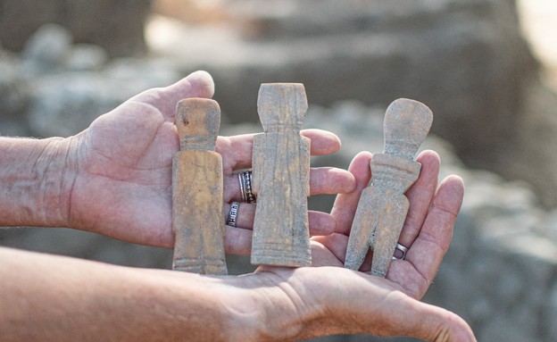 בובות משחק בנות 1,000 שנים בנמצאו בישראל (צילום: יולי שוורץ, רשות העתיקות)