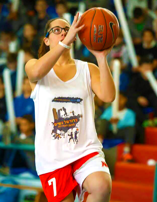 כדורסלנית צעירה שמשחקת למרות מחלה תורשתית