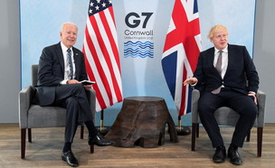 ג'ו ביידן ובוריס ג'ונסון בכנס G7 (צילום: רויטרס)