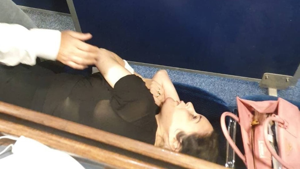 השבעת הממשלה ה-36: ח"כ אמילי מואטי מצביעה בשכיבה השבעת הממשלה ה-36: ח"כ אמילי מואטי מצביעה בשכיבה