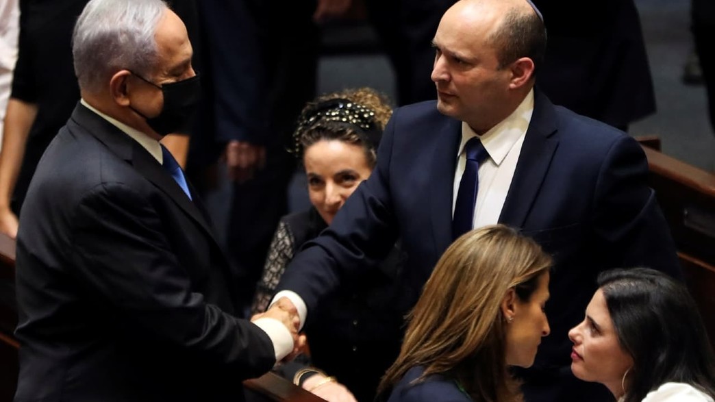 נתניהו ובנט לוחצים ידיים במליאת הכנסת