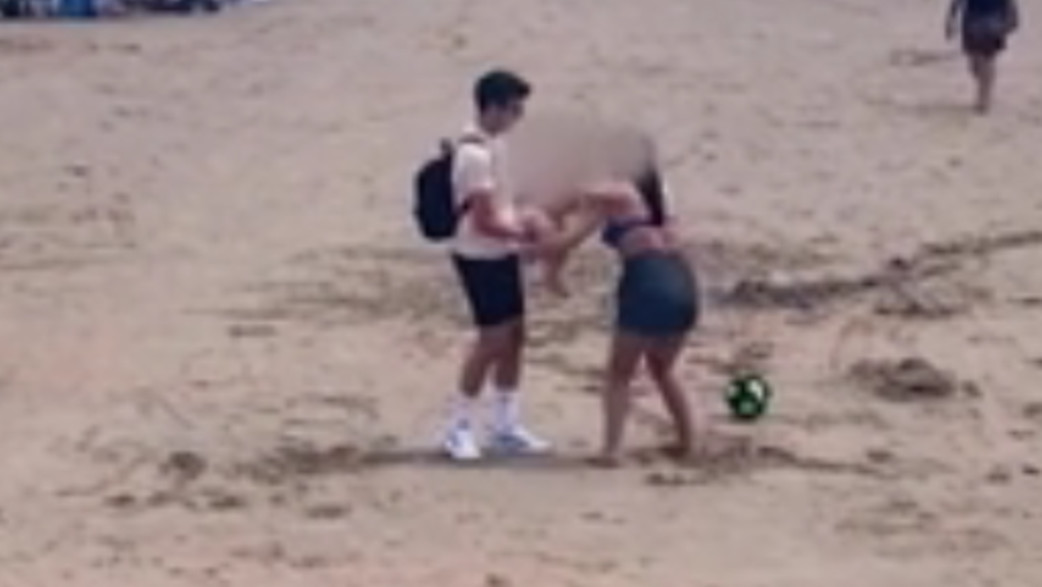 פעוטה הולכת לאיבוד בים