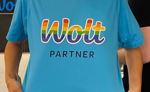 חולצת הגאווה של וולט (צילום: WOLT)