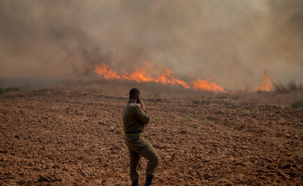טרור הבלונים, שרפה בקיבוץ בארי שבדרום (צילום: יונתן זינדל, פלאש/90 )