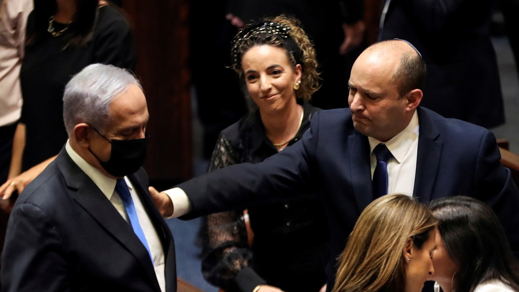 בנימין נתניהו לוחץ יד לנפתלי בנט