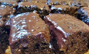 עוגת שוקולד עם טריק לאקסטרה רכות (צילום: פאני דוד, אוכל טוב)