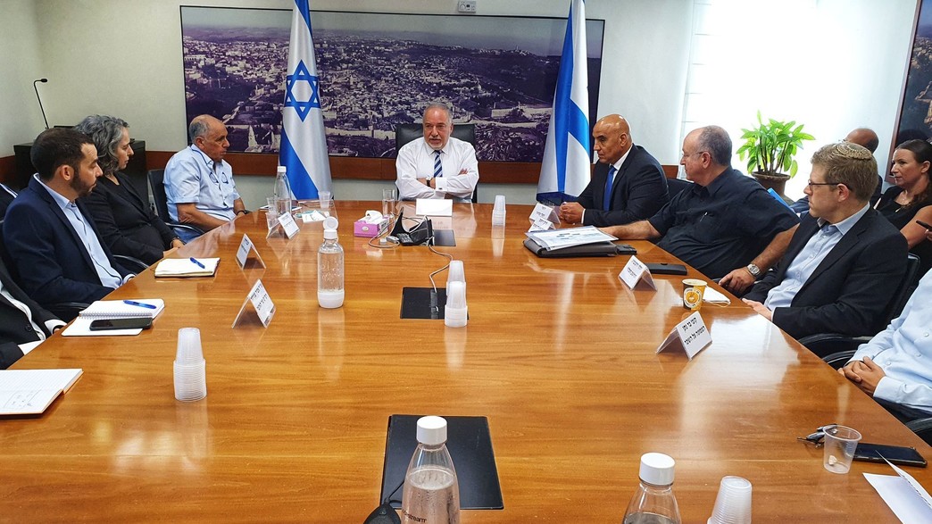 אביגדור ליברמן בפגישה ראשונה עם הדרג המקצועי במשרד האוצר