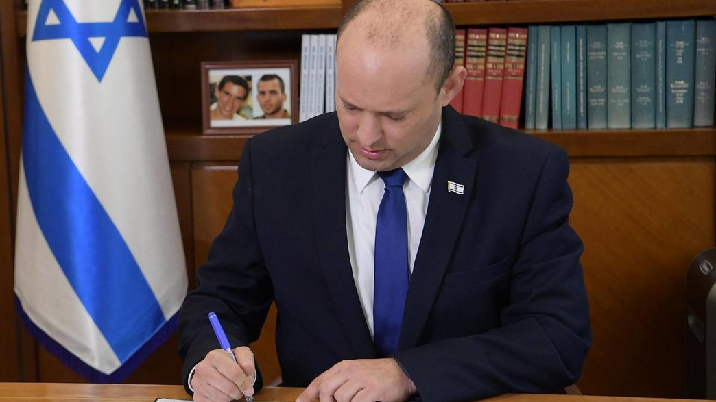 ראש הממשלה, נפתלי בנט, בלשכתו