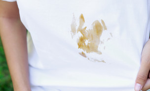 חולצה מוכתמת (צילום: Fecundap stock, Shutterstock)