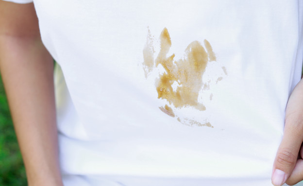 חולצה מוכתמת (צילום: Fecundap stock, Shutterstock)