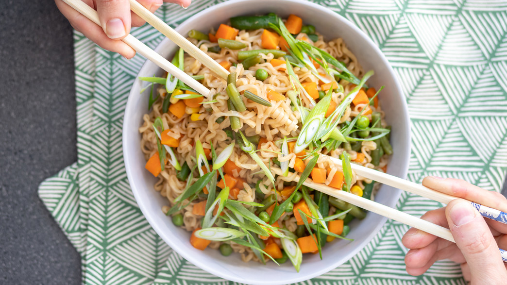 נודלס עם ירקות בסיר אחד 