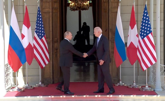 נשיא ארה"ב ביידן ונשיא רוסיה פוטין לוחצים ידיים (צילום: רויטרס)