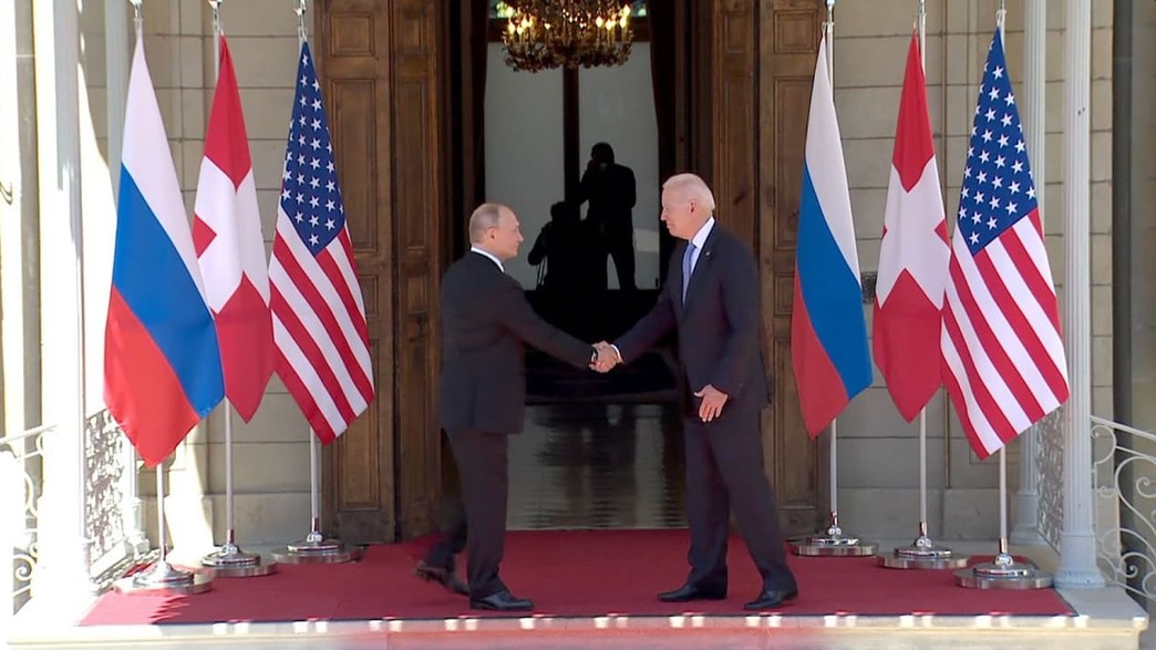 נשיא ארה"ב ביידן ונשיא רוסיה פוטין לוחצים ידיים