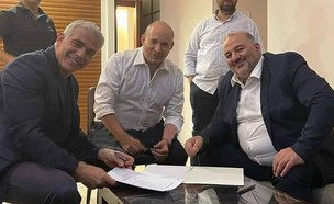 מנסור עבאס, יאיר לפיד ונפתלי בנט חותמים על הסכם (צילום: נוואף נבארי)