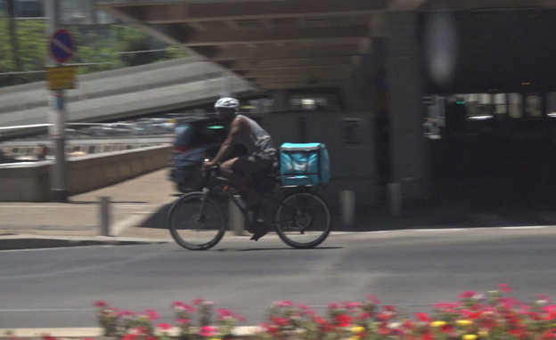 שליחי חברת המזון נוהגים בפראות בכבישים (צילום: חדשות 12)