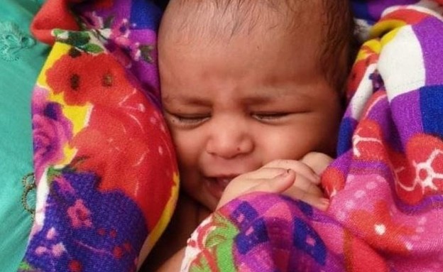 תינוקת שנמצאה בתוך קופסא בהודו (צילום: ANIL KUMAR)