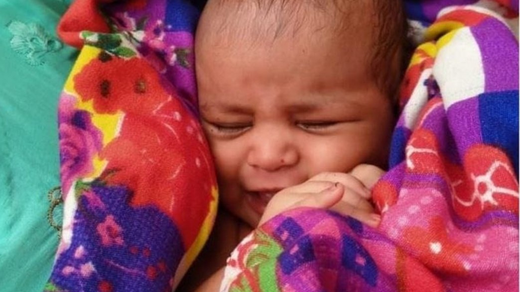 תינוקת שנמצאה בתוך קופסא בהודו תינוקת שנמצאה בתוך קופסא בהודו