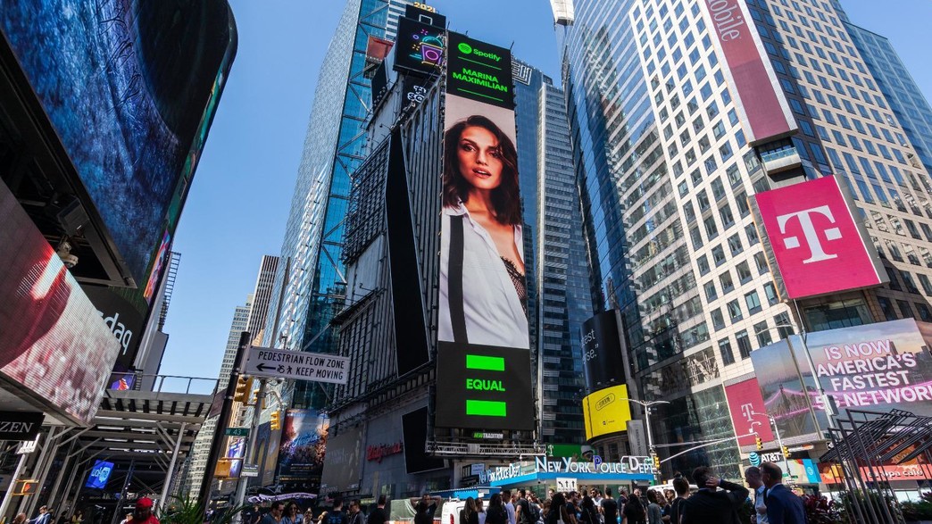 מארינה מקסימיליאן מככבת בטיימס סקוור בניו יורק