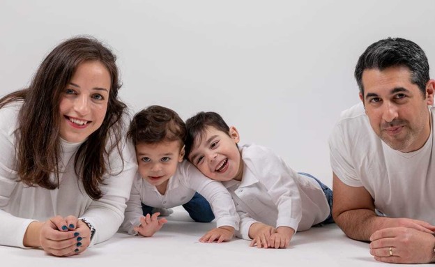 עומר ומשפחת שפס (צילום: יקי חלפון, צבעים - סטודיו לצילום)