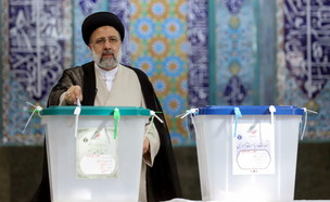 המועמד המוביל - איבראהים ראיסי מצביע בטהראן (צילום: reuters)