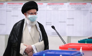 המנהיג העליון של אירן - עלי חמנאי, מצביע בטהראן (צילום: reuters)