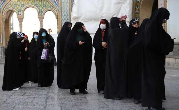 נשים ממתינות בכניסה לקלפי באירן - בעיר מאג'יד (צילום: reuters)